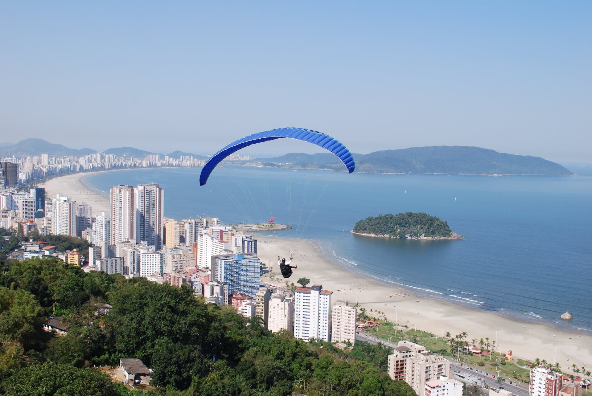 Parapente em voo sobre a Praia do Itararé