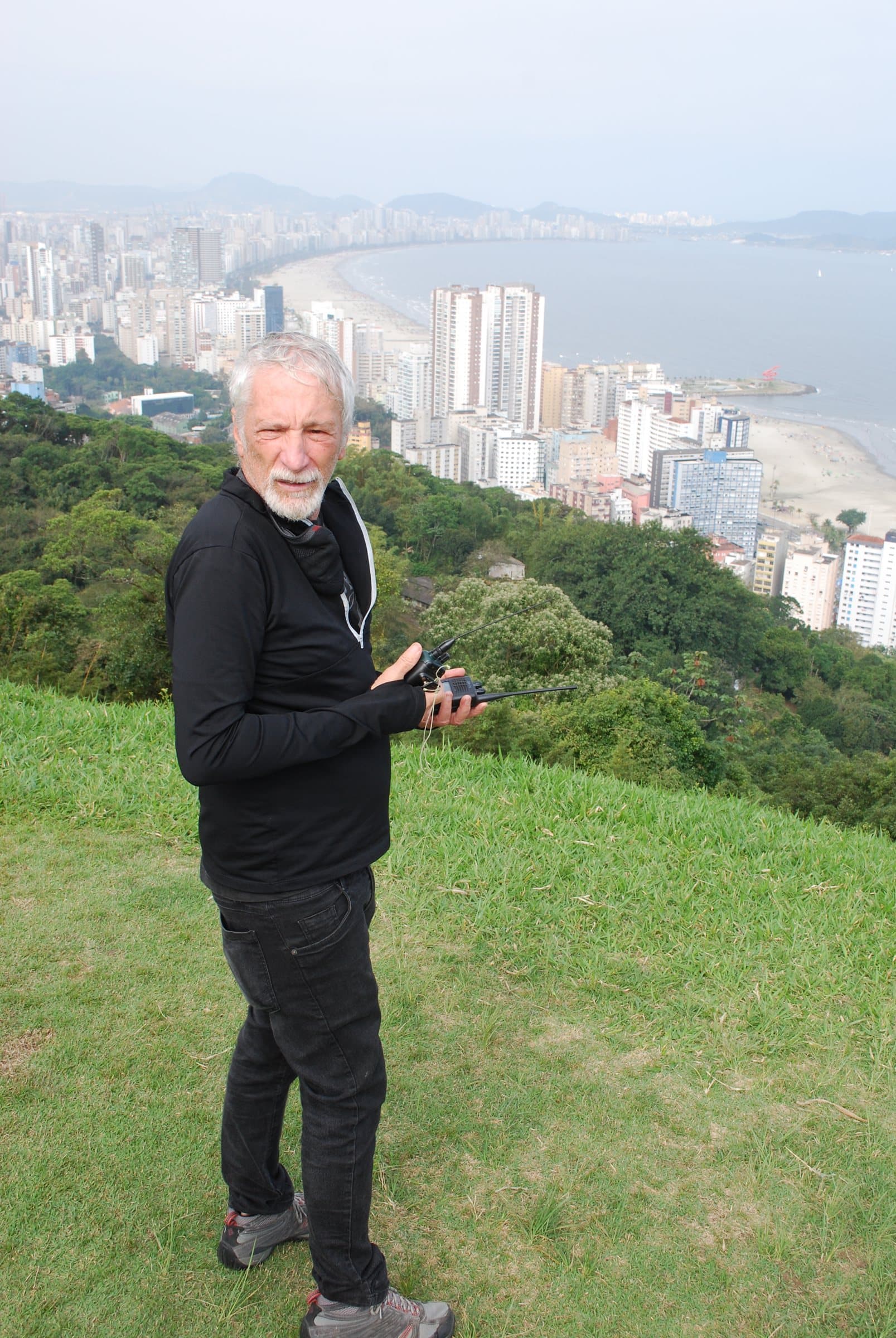 Eladio na rampa, com o rádio na mão e a orla de São Vicente ao fundo