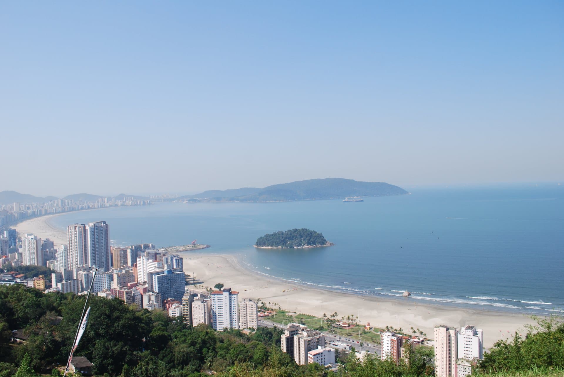 Vista da rampa: a praia do Itararé, a ilha Porchat e a baía de São Vicente